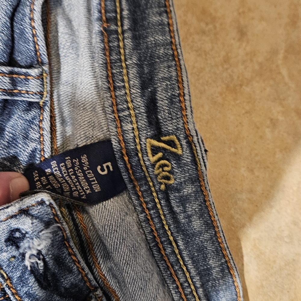 Wallflower Women's Straight Leg Jeans in Light Wash Blue